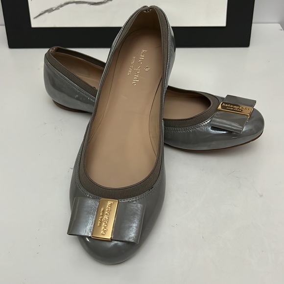 Kate Spade Tock Bow Ballet Flats in Lite Grey Patent Leather Women’s Size 7.5 - Picture 2 of 16